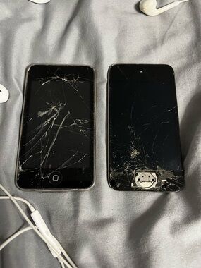 2 Old Apple Ipods + 3 apple wired earbuds (FOR PARTS)